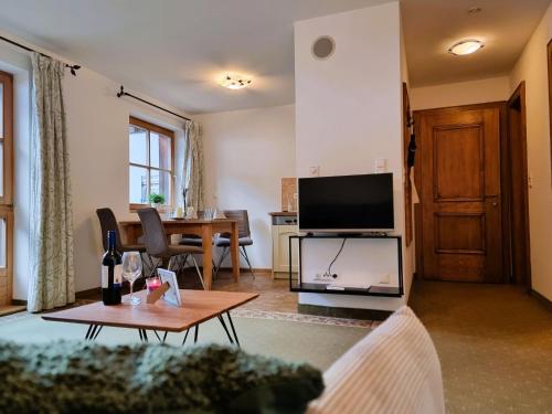 een woonkamer met een televisie en een tafel bij Apartment Rätia III by Interhome in Pfunds