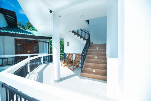 een blik op het balkon van een huis met trap bij Teya Beach Hotel in Ahangama