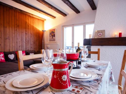 einen Tisch mit Tellern und Weingläsern darauf in der Unterkunft Apartment Régina A20 by Interhome in Arveyes