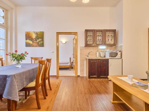 Una cocina y un comedor con mesa y sillas. en Apartment Stříbrný pramen-6 by Interhome, en Janske Lazne