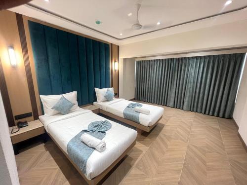 HOTEL SUPREME (VASCO) في Vasco Da Gama: غرفه فندقيه سريرين عليها مناشف