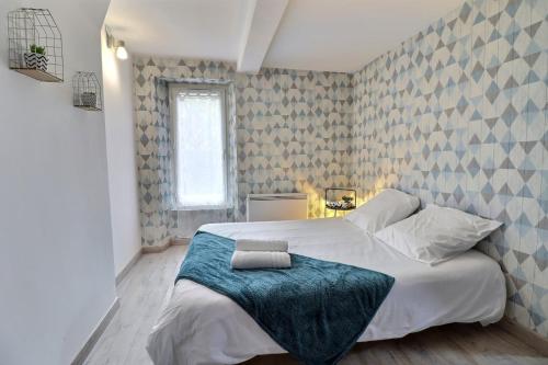 sypialnia z dużym łóżkiem z niebieskim kocem w obiekcie Appart du Pont Vert A02 proche centre Mon Groom w Troyes