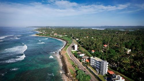 een luchtfoto van een strand en de oceaan bij Teya Beach Hotel in Ahangama