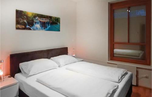 1 dormitorio con 1 cama con sábanas blancas y ventana en Awesome Home In Bad Kleinkirchheim With Wifi en Bad Kleinkirchheim