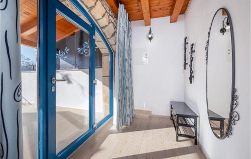 Habitación con puerta azul y silla en Lovely Home In Brscici With House A Panoramic View, en Bičići