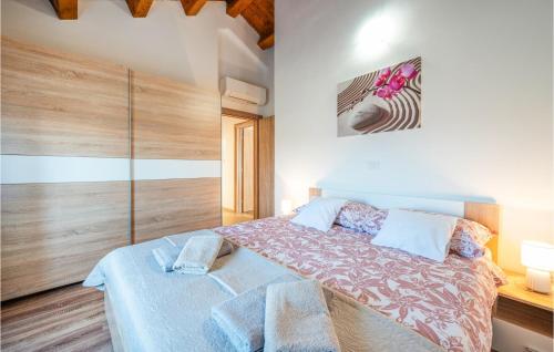 1 dormitorio con 1 cama grande en una habitación en Lovely Home In Brscici With House A Panoramic View, en Bičići