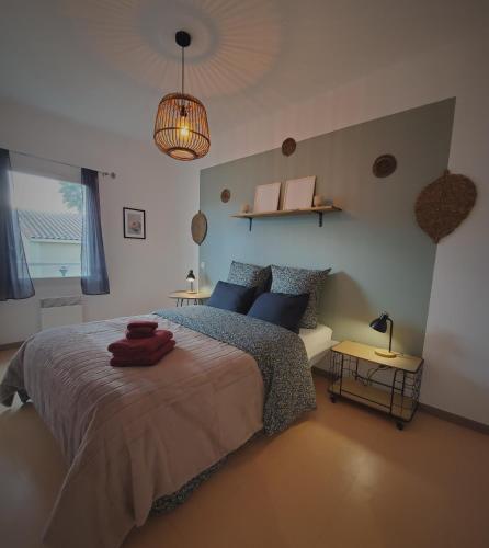 une chambre avec un lit et un canapé dans l'établissement Le Canal superbe maison Climatisation Wi-Fi Parking Jardin Piscine 15 mn de Béziers, à Colombiers