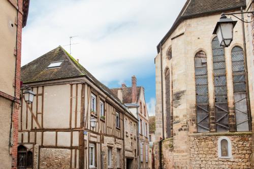 an alley in the medieval city of oxfordshire at Le Laurencin Sens - Le Keys - Cœur de ville in Sens