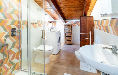 uma casa de banho com um WC e um lavatório em Lovely Home In San Marco Castellabate With Jacuzzi em San Marco di Castellabate