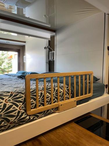 um quarto com uma cama com uma estrutura em madeira em Studio cosy et moderne aux pieds des pistes em LʼHuez