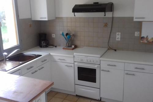 cocina con electrodomésticos blancos y fregadero en Le Tilleul en périogord Noir proche Sarlat, en Paulin