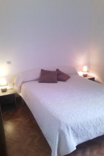 - une chambre avec un lit blanc et 2 lampes dans l'établissement Le Tilleul en périogord Noir proche Sarlat, à Paulin