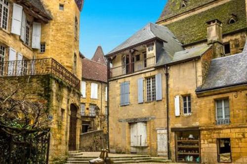 - un bâtiment ancien avec des escaliers devant dans l'établissement En Périgord Noir paulin maison au calme proche, à Paulin