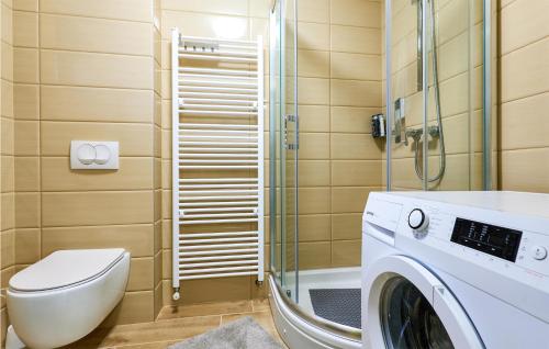 a bathroom with a toilet and a washing machine at Stunning Home In Ivanska in Ivanska