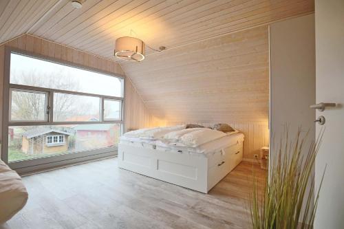 Holz-Ferienhaus Katingsglück tesisinde bir odada yatak veya yataklar