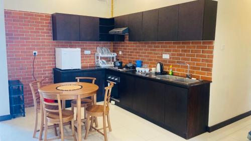 - une petite cuisine avec une table et un comptoir dans l'établissement Bluewind Luxury Apartment - 2rooms - Wattala-Hemas Hospital, à Wattala