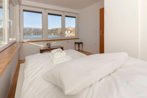 מיטה או מיטות בחדר ב-Lakeview Bled Heaven Apartments