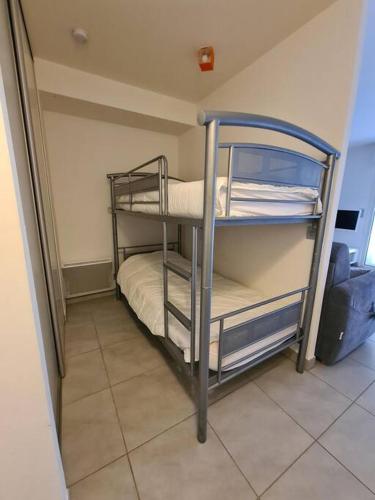 une chambre avec deux lits superposés dans une pièce dans l'établissement Superbe T2, à 5 min de la plage, avec garage, à La Grande Motte