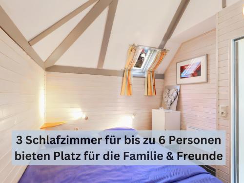 キルヒハイムにあるEntspannung in der Natur mit Seeblick und Sauna - Ferienhaus Felix von Mein-Seeparkのベッドルーム1室(ベッド1台付)