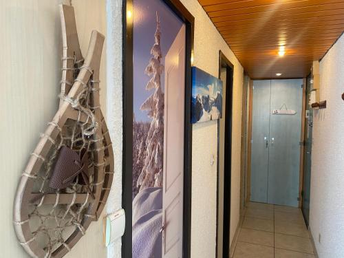 um corredor com uma parede com uma imagem de um helicóptero em Appartement au pied des pistes- Piau Engaly em Aragnouet
