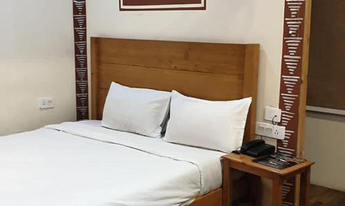Giường trong phòng chung tại FabHotel Rudraksh Resort