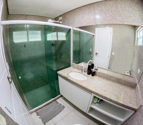 uma casa de banho com um chuveiro, um lavatório e um espelho. em casa de veraneio - casa 9 - condomínio azul mar - Porto de Galinhas em Porto de Galinhas