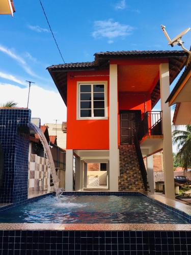 een huis met een fontein voor een huis bij The Pines House @ PCB (home stay) in Kota Bharu