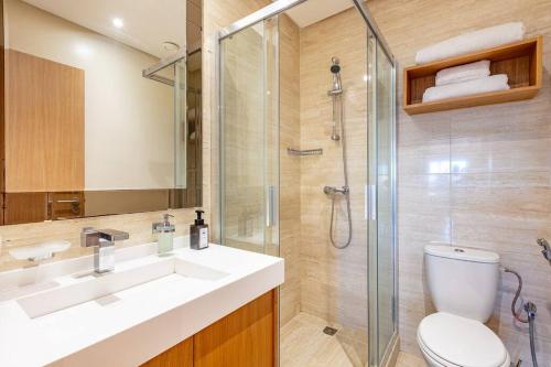 een badkamer met een wastafel en een douche bij PO 10 by Majestic Properties in Marrakesh