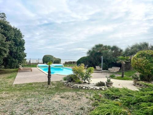 une piscine au milieu d'une cour dans l'établissement La Villa du Chay - Villa d'exception, à Angoulins-sur-Mer