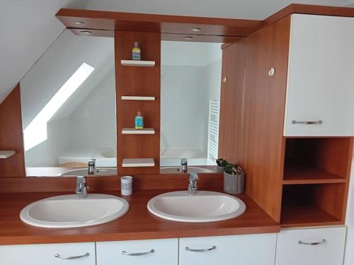 uma casa de banho com 2 lavatórios e um espelho grande em Spacieuse Maison 5 Chambres Près Plage à Santec em Santec