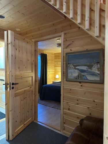 a cabin with a door leading into a bedroom at Villa Länsitaalo in Kittilä