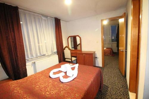 um quarto de hotel com uma cama e um espelho em erciyes suites em Istambul