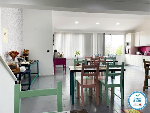 cocina y comedor con mesa y sillas en Vintage Place - Azorean Guest House, en Ponta Delgada