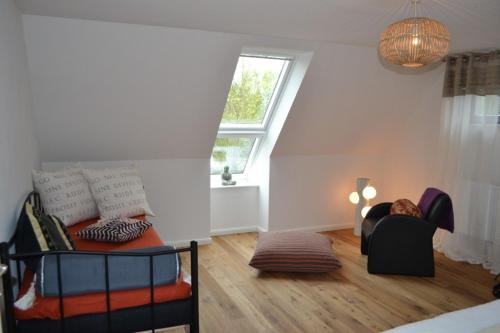 Kleines Zimmer mit einem Bett und einem Fenster in der Unterkunft Carlotta Haupthaus in Osterhever