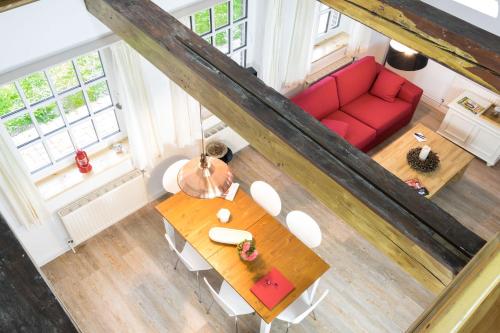 an overhead view of a living room with a red couch at HW App 7 in Welt