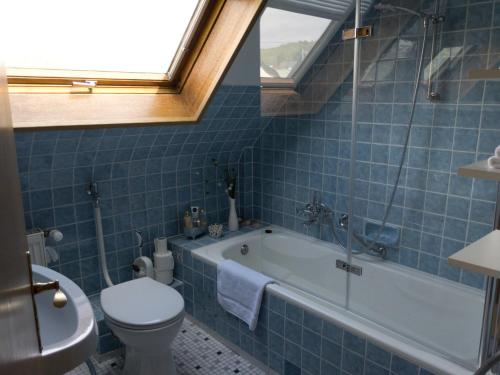 ザールブリュッケンにあるFerienwohnung Dernbecherのバスルーム(バスタブ、トイレ、シンク付)