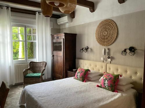 Un dormitorio con una cama grande y una ventana en La Marjolaine, en Juan-les-Pins