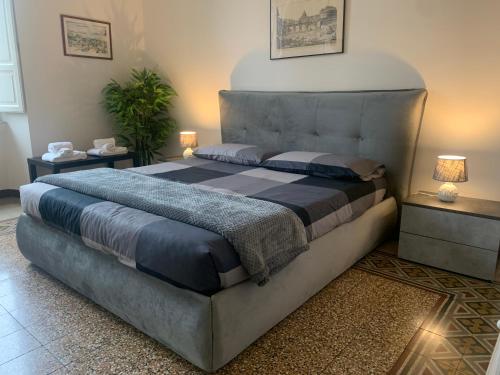 Maison Cavalleggeri في روما: سرير كبير في غرفة بها مواقف ليلتين