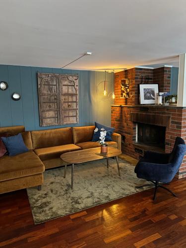 een woonkamer met een bank en een salontafel bij Ingrids Apartments in Eidfjord