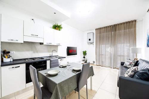 een keuken en een woonkamer met een tafel, een keuken en een eetkamer bij The Base - Comfort a Milano in Milaan