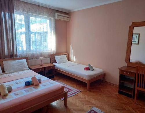 เตียงในห้องที่ Hotel Peja