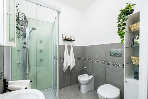 een badkamer met een douche en een toilet bij The Base - Comfort a Milano in Milaan