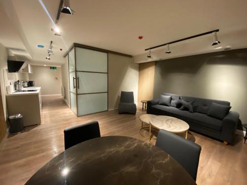 ein Wohnzimmer mit einem Sofa und einem Tisch in der Unterkunft Goodwin St in London