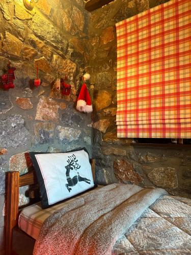Кровать или кровати в номере Blessings Chalet στον Παλαιό Άγιο Αθανάσιο με Τζάκι, Barbeque, μεγάλη αυλή και υπέροχη θέα