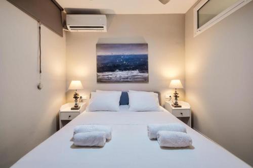 Katil atau katil-katil dalam bilik di Varkiza Beach House