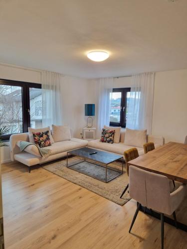 ein Wohnzimmer mit einem Sofa und einem Tisch in der Unterkunft Argenta Living 42 in Künzell