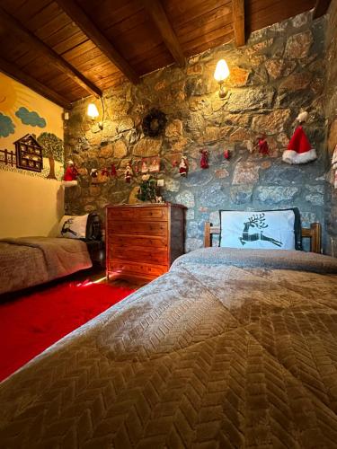 Кровать или кровати в номере Blessings Chalet στον Παλαιό Άγιο Αθανάσιο με Τζάκι, Barbeque, μεγάλη αυλή και υπέροχη θέα