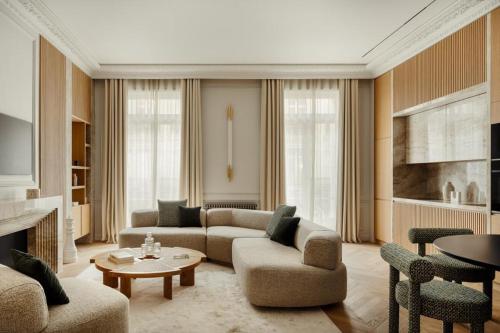 un salon avec deux canapés et une table dans l'établissement Appartement Luxe et Rénové - Champs-Élysées, à Paris