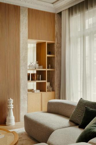 un salon avec un canapé et une table dans l'établissement Appartement Luxe et Rénové - Champs-Élysées, à Paris