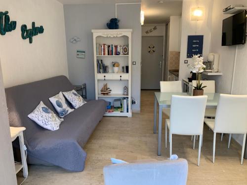 un salon avec un canapé et une table dans l'établissement Studio vue mer centre ville avec garage, à Sainte-Maxime